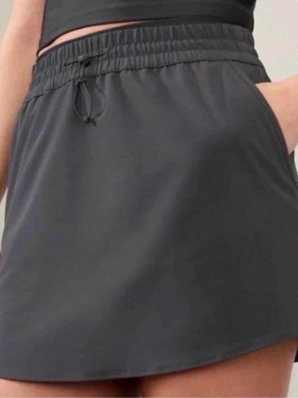 The Athleta Dawn High Rise 15" Skirt is a versatile, semi-fitted activewear skir